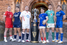 Les capitaines gallois Dewi Lake, écossais Sione Tuipulotu, anglais Jamie George, français Antoine Dupont, irlandais Caelan Doris et italien Michele Lamaro avant le Tournoi des Six nations, le 26 janvier 2026 à Édimbourg.
