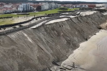La promenade du front de mer de Biscarrosse, dans les Landes, s'est effondrée sur plus de 20 mètres