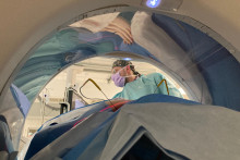 Le Dr Bonnet réalise une cryoablation à l'hôpital Gustave Roussy de Villejuif, le 3 février 2026.