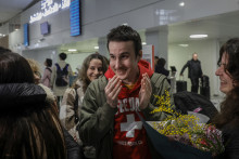 Tom Félix à l'aéroport Roissy-Charles-de-Gaulle ce jeudi 5 février 2026, accueilli par ses proches.