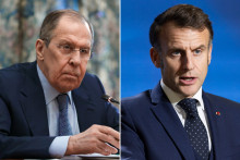 Sergueï Lavrov en février 2022 et Emmanuel Macron le 19 décembre 2025