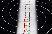 Des mannequins défilent aux couleurs du drapeau italien lors de la cérémonie d'ouverture des JO d'hiver à San Siro, le 6 février 2026.