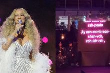 Mariah Carey en robe Roberto Cavalli, interprétant Nel Blu, dipinto di Blu lors de la cérémonie d’ouverture des JO d’hiver de Milan-Cortina, soutenue par un prompteur phonétique.