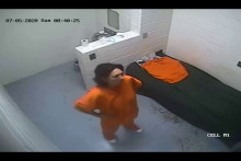 Une capture d'écran prise le 9 février 2026 à partir d'une vidéosurveillance dans les derniers dossiers Epstein montrant Ghislaine Maxwell,, dans une cellule de prison de Brooklyn en 2020.