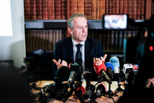 Etienne Manteaux lors d'une conférence de presse ce mardi 10 février 2026.