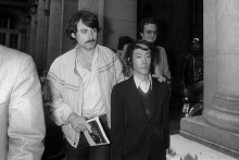 Issei Sagawa quitte la préfecture de police de Paris le 17 juin 1981