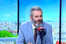 Bertrand, victime d'une intoxication alimentaire sévère, au micro de Faustine Bollaert dans "Un jour une vie"