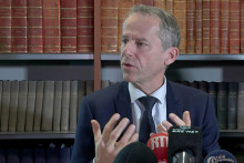 Le procureur Etienne Manteaux lors d'une conférence de presse ce mardi 10 février 2026.