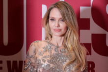 L'actrice américaine Angelina Jolie pose avant la projection du film "Coutures" au cinéma Pathé Palace, à Paris, le 9 février 2026.