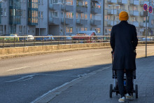 Un homme avec une poussette à Munich, en Allemagne (image d'illustration).