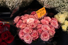 Des roses en vente pour la St Valentin à Paris, le 13 février 2024.