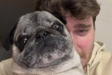 L'influenceur Cyril Schreiner avec son chien Albert.