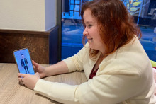 Mélanie entretient une relation amoureuse avec Grayson, son avatar généré par IA