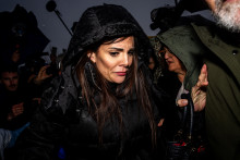 La propriétaire du bar Le Constellation, Jessica (au centre), et Jacques Moretti (à gauche) arrivent à une audience au bureau du procureur général du canton du Valais à Sion, le 12 février 2026.