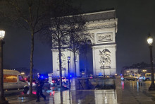L'Arc de triomphe bouclé par les forces de l'ordre après une attaque terroriste, le 13 février 2026