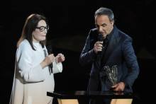 La chanteuse Nana Mouskouri recevant un prix spécial des mains du présentateur Nikos Aliagas lors de la cérémonie des Victoires de la Musique à La Seine Musicale à Boulogne-Billancourt, le 13 février 2026.