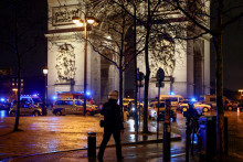 Des policiers français bloquent l'accès à une rue à Paris le 13 février 2026, après avoir abattu un homme armé d'un couteau sous l'Arc de Triomphe, qui a menacé un gendarme devant le célèbre monument parisien.