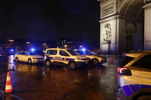 Des voitures de police ont bloqué la zone autour de l’Arc de Triomphe à Paris le 13 février 2026, après que la police ait ouvert le feu sur un homme armé d’un couteau, qui aurait menacé des officiers.