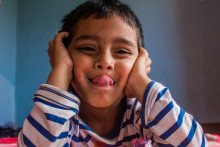 Un enfant tirant la langue (illustration)