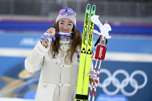 Lou Jeanmonnot avec sa médaille de bronze du sprint lors des Jeux olympiques de Milan-Cortina, le 14 février 2026