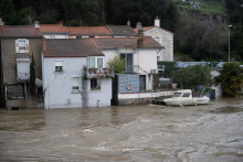 Des maisons encerclées par les inondations causées par la tempête Nils en Loire-Atlantique