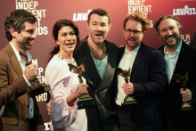 Adolpho Veloso, Marissa McMahon, Joel Edgerton, Teddy Schwarzman posent avec le prix du meilleur long métrage pour "Train Dreams" lors des Spirit Awards, le 15 février 2026