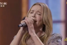 Hélène Rollès en duo avec John Legend sur China Central Television le 17 février 2026