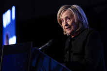 L'ancienne secrétaire d'État américaine Hillary Clinton prend la parole lors du Forum mondial, à Berlin, le 16 février 2026