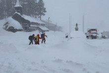 Cette capture d'écran d'une vidéo fournie par le bureau du shérif du comté de Nevada montre une équipe de secours à ski se dirigeant vers la zone d'une avalanche dans le secteur de Castle Peak, à Truckee, en Californie, le 17 février 2026.