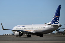 Un avion de la compagnie AA Copa Airlines roule sur le tarmac de l'aéroport international Simon Bolivar de Maiquetia, au Venezuela, le 3 décembre 2025.