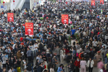 Des passagers attendent à la gare ferroviaire de Canton, en Chine, le 13 février 2026.