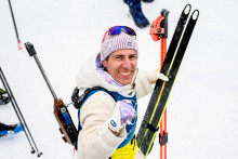 Quentin Fillon Maillet célèbre après le relais de biathlon des Jeux olympiques d'hiver de Milan-Cortina, à Antholz-Anterselva, en Italie, le 17 février 2026.