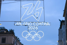 L'illumination du logo des Jeux olympiques et paralympiques d'hiver de Milan-Cortina 2026