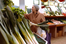 Une dame achète des poireaux dans un supermarché (image d'illustration).