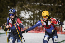 Les Français Emily Harrop et Thibault Anselmet lors des Mondiaux de ski-alpinisme aux Crosets, le 3 mars 2025.