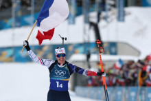 La biathlète française Julia Simon après sa victoire avec le collectif tricolore sur le relais féminin lors des JO d'hiver, le 18 février 2026 à Anterselva.