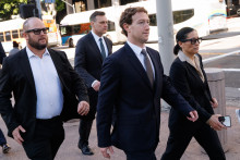 Mark Zuckerberg, arrive au tribunal pour le procès visant à déterminer si Meta a conçu ses plateformes pour rendre les enfants dépendants le 18 février 2026.