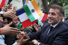 Le président Emmanuel Macron salue des étudiants lors de sa visite sur le campus de l'Institut indien des sciences médicales à New Delhi, le 18 février 2026.