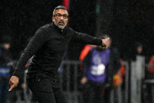 Habib Beye sur le banc de Rennes lors du 32e de finale de Coupe de France contre Les Sables Vendée, le 21 décembre 2025.