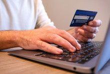 Un homme utilisant sa carte bleue pour un paiement en ligne (image d'illustration).