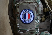 Écusson militaire avec un fusil de l’armée de Terre pour l’opération Sentinelle, devant le Mémorial national de la prison Montluc à Lyon.