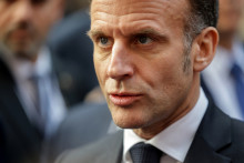 Le président de la France, Emmanuel Macron, s’adresse aux médias après avoir participé au Sommet sur l’impact de l’IA à New Delhi le 19 février 2026.