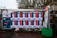 Des affiches d'extrême droite identitaires et royalistes, portant l'inscription « QUENTIN TUÉ PAR LA MILICE DE MELENCHON », sont collées sur un mur de la rue après la mort de Quentin Deranque