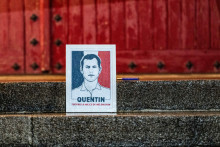 Une pancarte portant l'inscription "Quentin tué par les milices de Mélenchon" est affichée sur un escalier lors d'une cérémonie d'hommage organisée à Nantes,