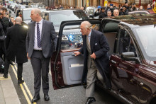 Charles III arrive à un événement de la Fashion Week de Londres, quelques heures après l'arrestation de son frère Andrew.