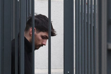 L'assistant parlementaire français Jacques-Elie Favrot quittant commissariat de police de Lyon, dans le sud-est de la France, le 19 février 2026.