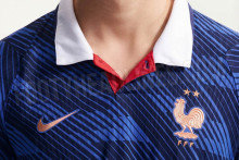 Le nouveau maillot domicile de l'équipe de France pour la Coupe du monde 2026, révélé par "Footy Headlines".