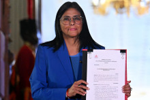 La présidente par intérim du Venezuela, Delcy Rodriguez, présente la loi d'amnistie approuvée par l'Assemblée nationale au palais de Miraflores à Caracas, le 19 février 2026.