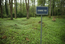 Un panneau montrant l'ancienne rue principale de Bezonvaux (Meuse), l'un des villages "morts pour la France" lors de la Première guerre mondiale.