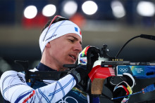 Le biathlète Quentin Fillon Maillet sur la mass start de biathlon des Jeux olympiques de Milan-Cortina, le 20 février 2026 à Anterselva.